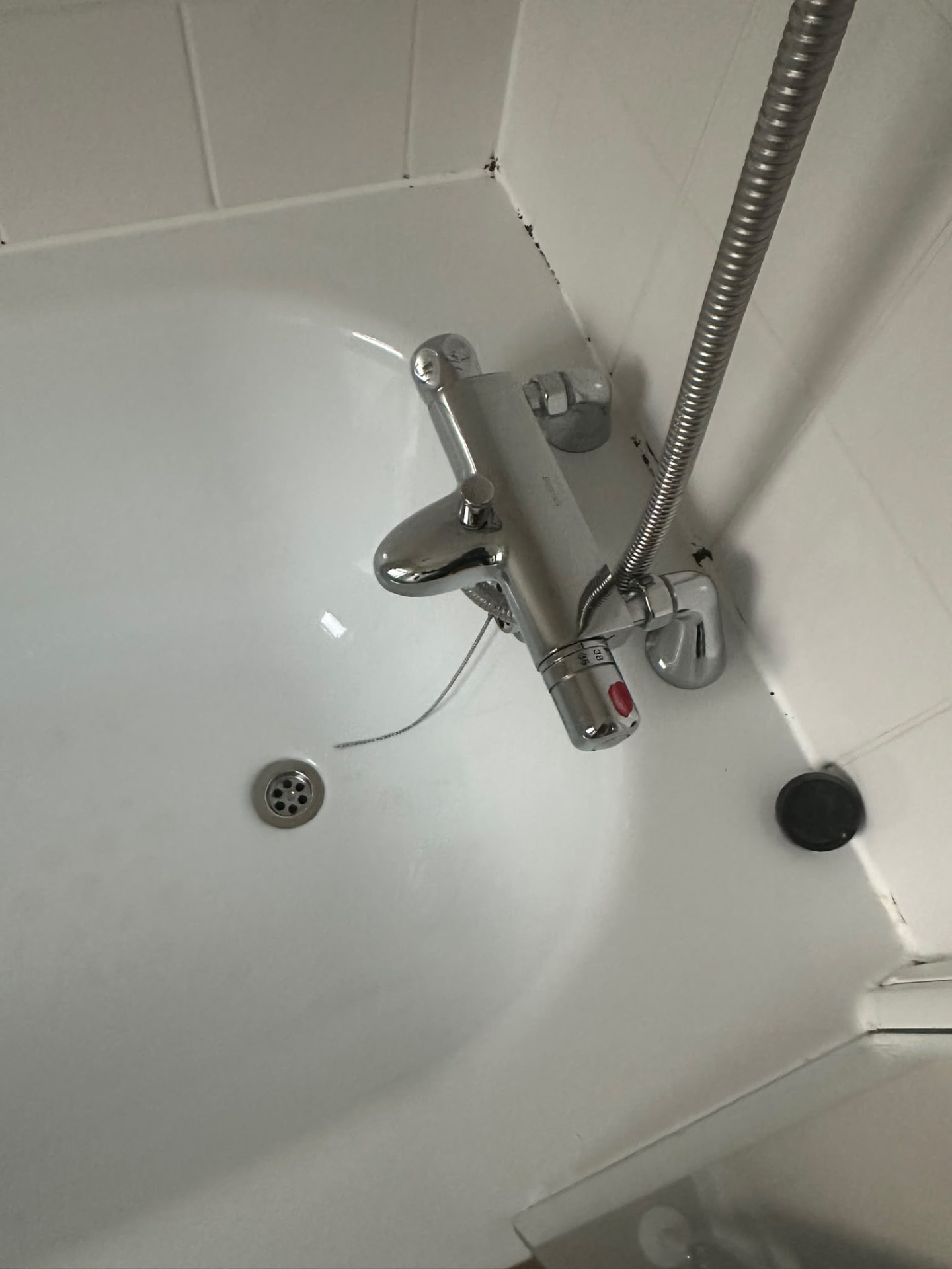 Bath taps and tiling before deep cleaning