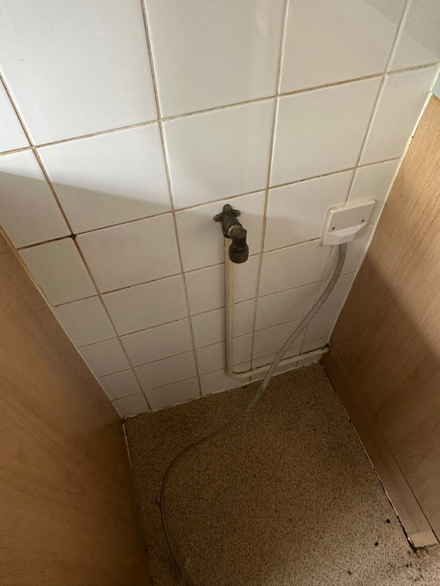 Utility corner behind the washing machine before deep cleaning